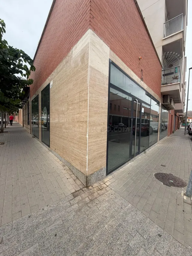 Local comercial de 111 m2 con gran potencial en El Campillo  - foto 4