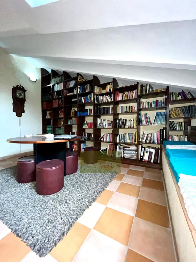 Espectacular chalet a la venta con impresionante jardín interior — 28