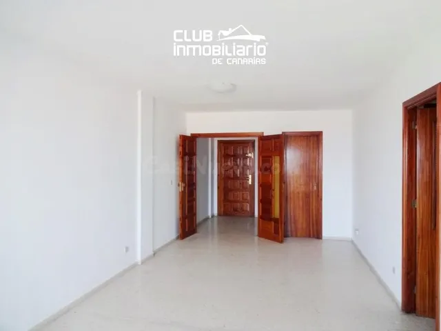 Amplio y luminoso piso de 3 habitaciones con balcón y vistas a santa cruz — 3