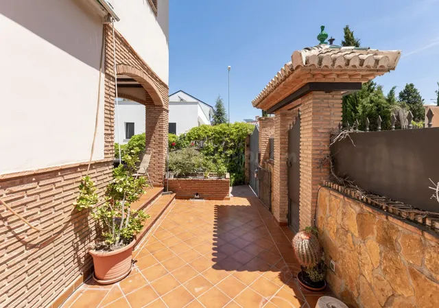 Chalet independiente con piscina privada en Barrio de Monachil – Vistas espectaculares y gran parcela. — 3
