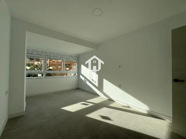 Inmoparadise les ofrece espectacular vivienda en venta en Alicante centro, el edificio los representantes . 120m2, 3 dormitorios, dos baños,reformada. — 17