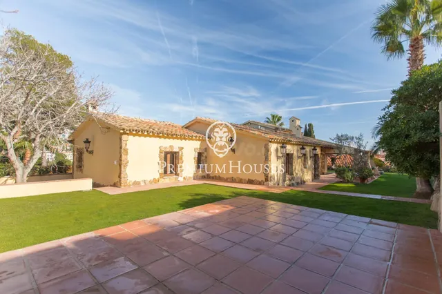 Casa en venta con bonitas vistas al mar en Cala Sant Frances