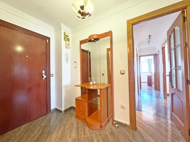 Amplio piso en esquina todo exterior con terraza y vistas al mar junto a Vialia y Avenida de Andalucía. — 41