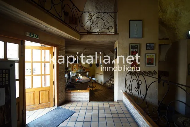 Bar en la emblemática población de Bocairent. — 18