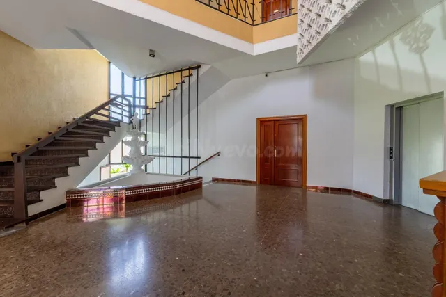 LOCAL CON POTENCIAL PARA VIVIENDA, ESTUDIOS O ACTIVIDAD COME - foto 3
