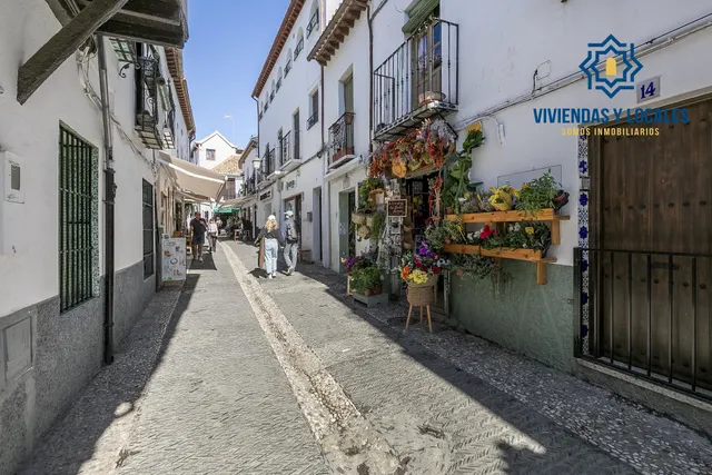 Edificio histórico junto a Plaza Larga, en el corazón del Albaicín (Granada) — 11