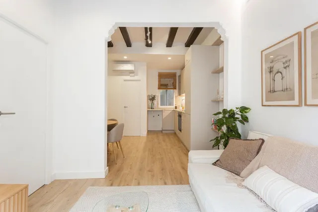 Piso reformado con 2 dormitorios y mobiliario a estrenar en el Raval, Barcelona — 6