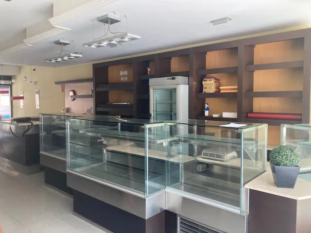 Local montado como cafeteria en buena zona. — 9