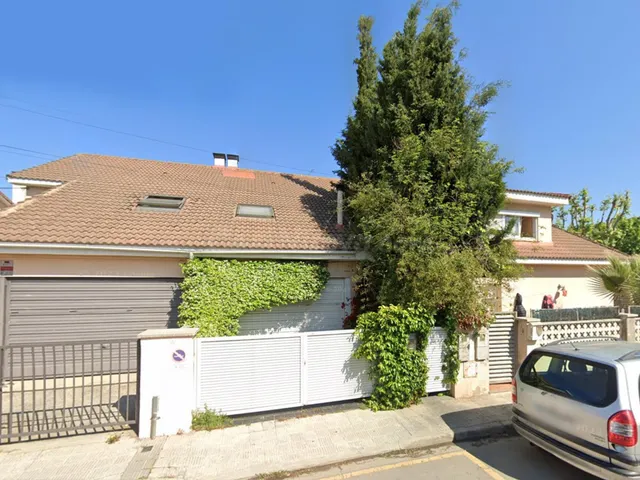 CASA ADOSADA DE 3 habitaciones CON PISCINA COMUNITARIA