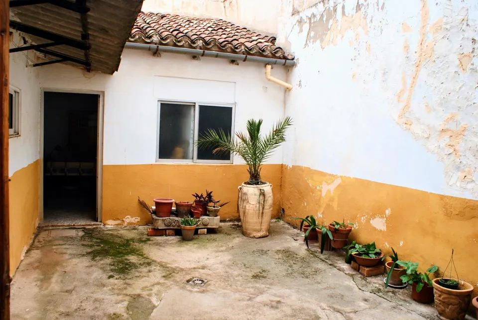 Amplia casa con patio interior en Font de la Figuera