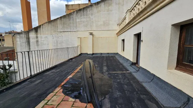 Edifificio neoclasico en el centro de Figueres. — 26