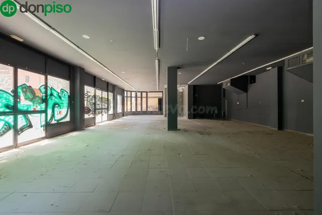 Amplio local comercial en Camino de Ronda — 2