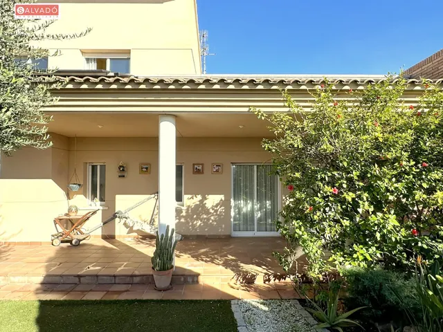 ¡CHALET ESQUINERO CON PISCINA PRIVADA Y VISTAS AL MAR EN EL MAS MEL! — 4