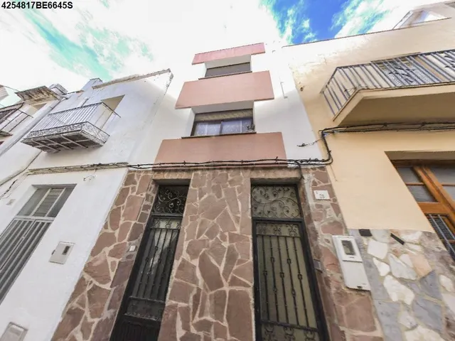 Se vende Casa Adosada OKUPADA en Calle Calle Desamparados 28