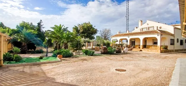 SE VENDE CHALTE DE 5 DORMI, 3 BAÑOS, PISCINA , PARCELA 2300  - foto 2
