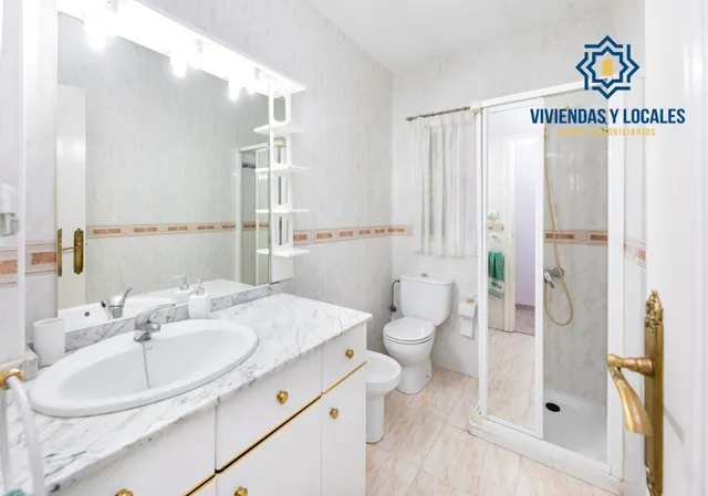 ¡Oportunidad única! Ático de 4 dormitorios y 2 baños con gran terraza frente al Colegio Agustinos (Arabial) — 23