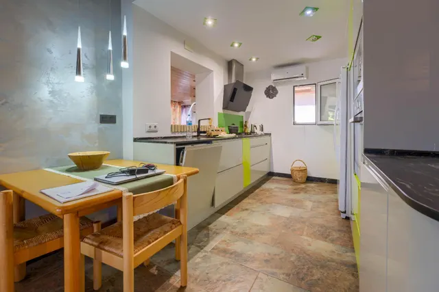 Chalet independiente de una planta con apartamento, piscina y parcela urbana de 2.800 m2 — 16