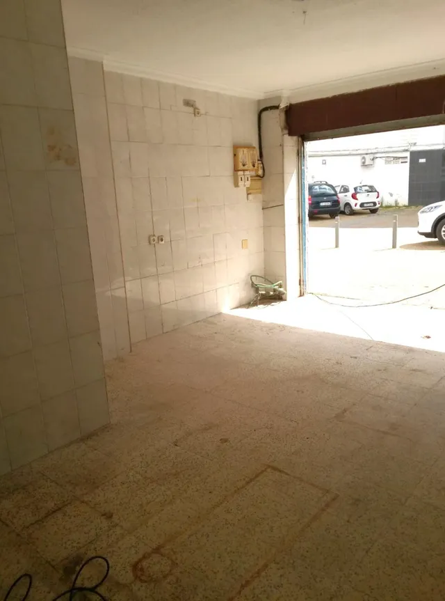LOCAL a Reformar de 2 Plantas y en Esquina. PARKING incluido. Avda. Granada con Calle Jaén. — 2