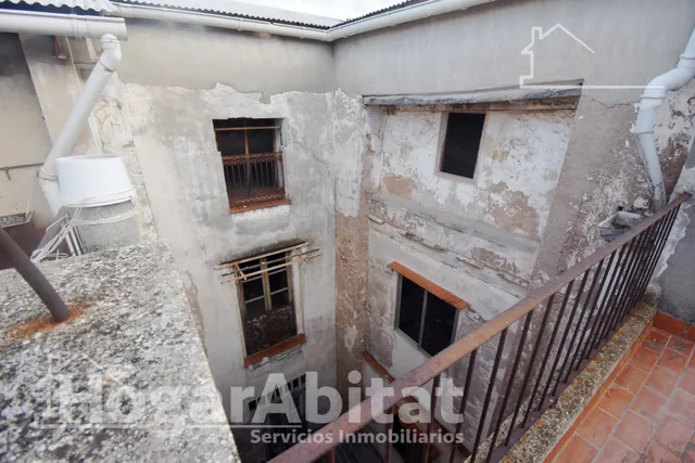 Extraordinaria finca con local comercial y múltiples posibilidades de reconversión a reformar en pleno centro — 23