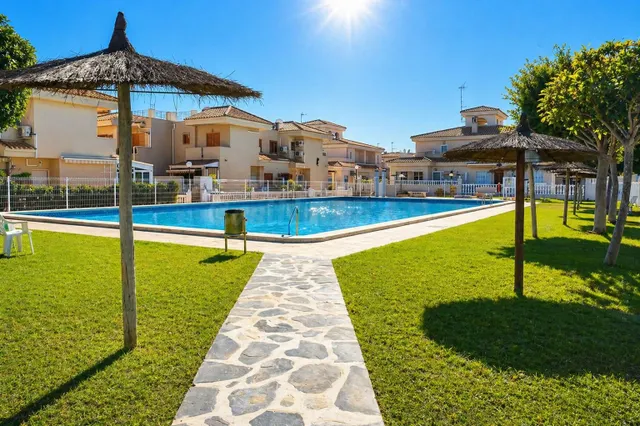 BUNGALOW DE 2 DORMITORIOS 1 BAÑO EN PLAYA FLAMENCA ( ORIHUEL