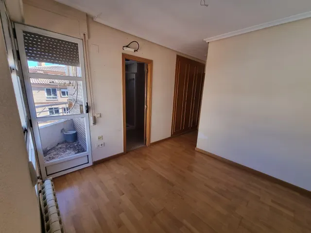 PISO AVDA. AMALIO GIMENO — 16