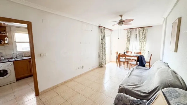 Apartamento con terraza, Alicante, Torrevieja. 3 habitaciones, 88 m2, 700 metros al mar — 3