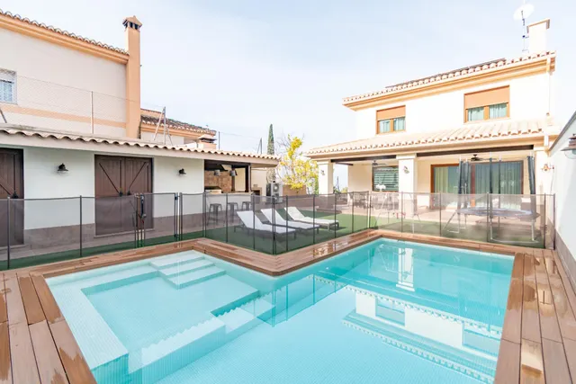 ¡Descubre el hogar de tus sueños en este espectacular chalet independiente! — 25