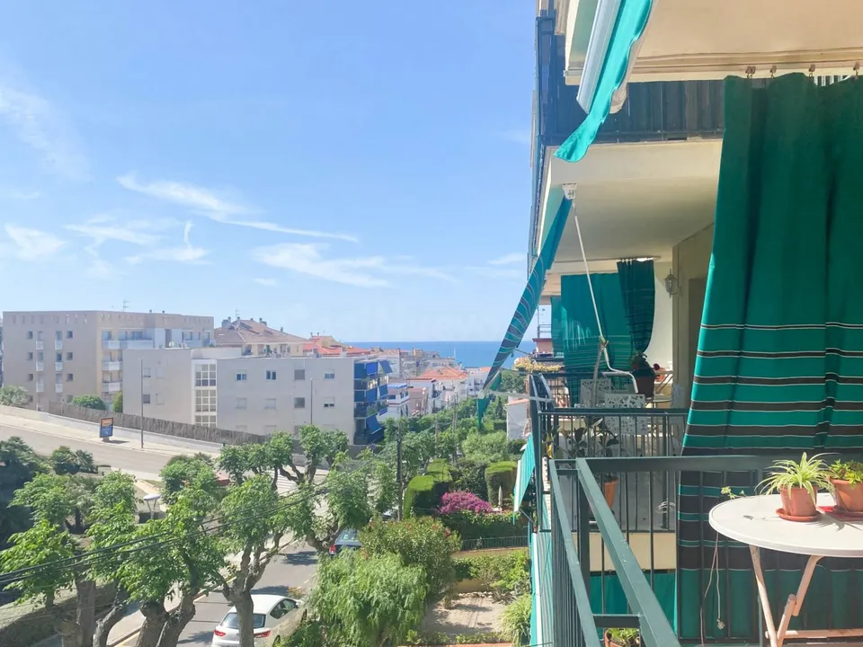 Piso con terraza en zona Els Molins.