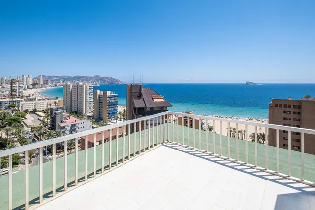 Ático en segunda línea de playa Poniente con vistas panorámicas al mar, a la playa y a la ciudad. — 28