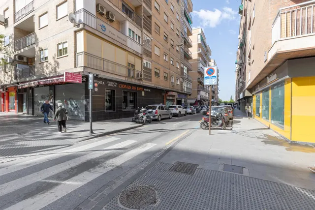 Piso con terraza y gran potencial junto a Camino de Ronda — 38