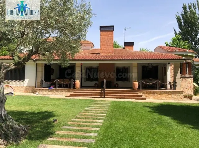 GRAN CHALET ( CARRETERA JAEN )