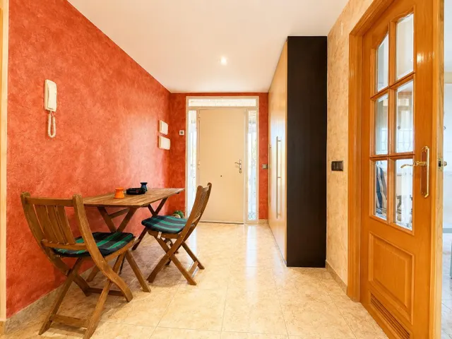 CASA INDEPENDIENTE CON 966 M/2 DE PARCELA EN NUEVO HIGUERON . — 12