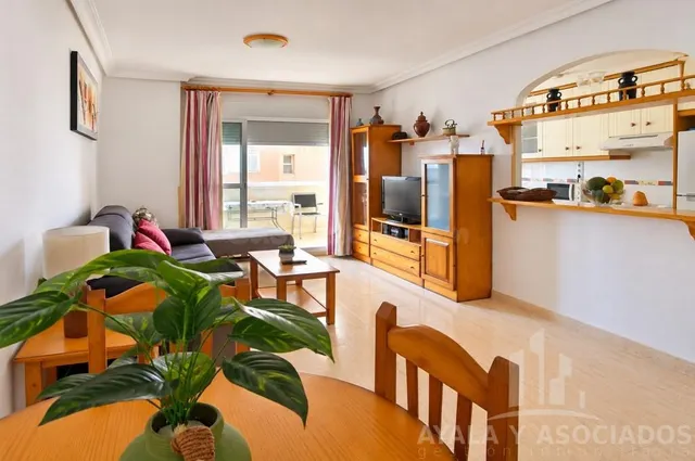 Apartamento en venta con terraza, piscina comunitaria y plaza de garaje, en la manga del mar menor, zona del estacio — 2