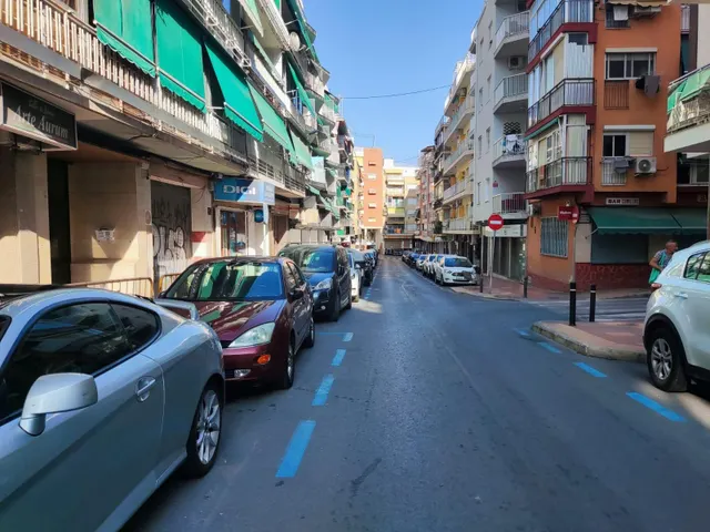 Listo para abrir: licencia de restaurante activa, cocina industrial y salida de humos. — 23