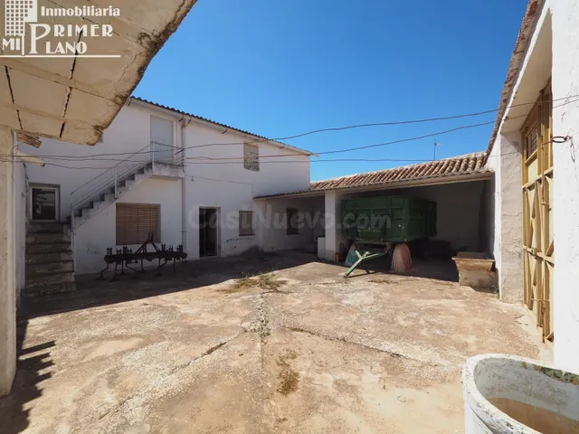 *Casa de planta baja de 297 m2, a dos calles con 14 metros f