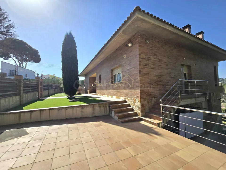 Casa impecable con privacidad, piscina y vistas panorámicas