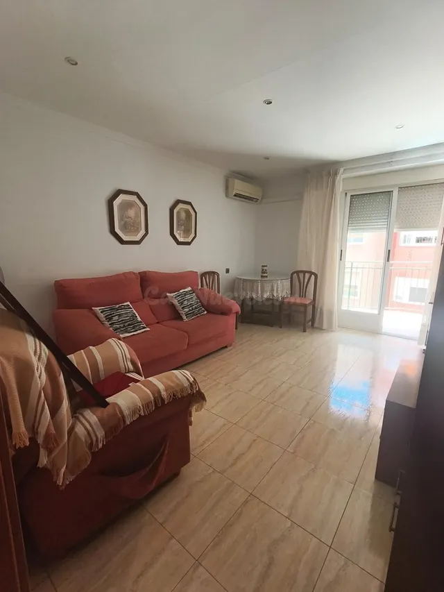Amplia Vivienda de 4 dormitorios con balcón y ascensor - foto 2
