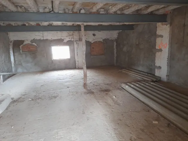 OPORTUNIDA GRAN CASA DE PUEBLO CON VIVIENDA UNIFAMILIAR Y NAV ES ANEXAS — 37