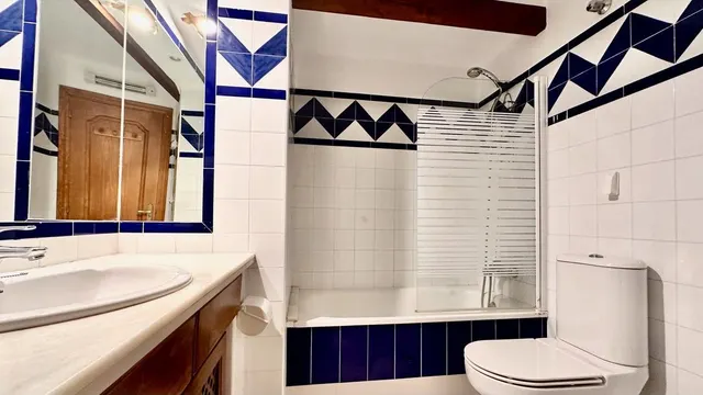 Apartamento con terraza, provincia de Alicante, Torrevieja. 2 habitaciones, 63 m2, 200 metros al mar. — 17