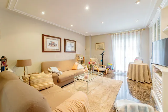 Un auténtico 3 en 1: local comercial + 2 viviendas independi - foto 5