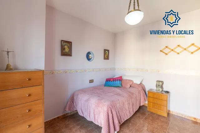 Casa independiente a 5 minutos de Granada en buen estado para entrar a vivir — 24