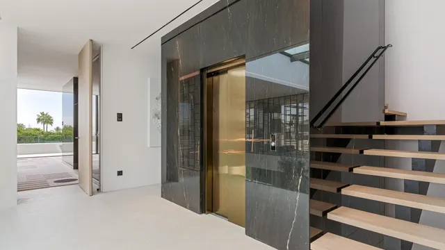 Sofisticada villa con vistas al mar en la Milla de Oro, Marbella — 29