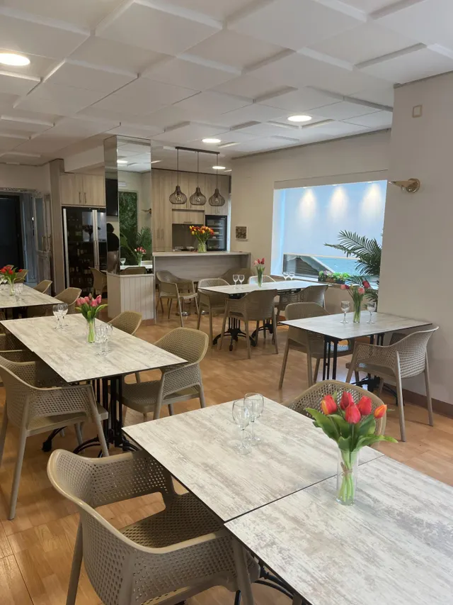 Edificio singular con hostal en funcionamiento, restaurante, bar con terraza y vivienda privada en el centro de Tremp — 13