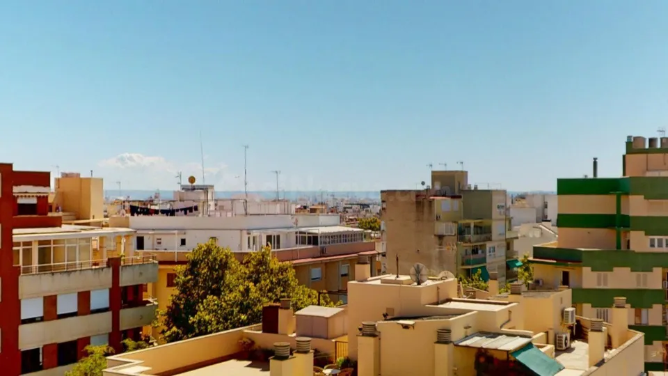 Última planta con balcón, mucha luz y vistas despejadas en calle Aragón