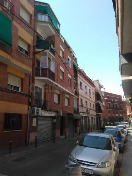 Se vende Piso OKUPADO en Valenti Escalas 28 Santa Coloma de 