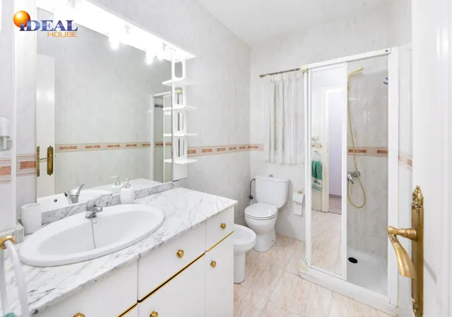 ¡Oportunidad única! Ático de 4 dormitorios y 2 baños con gran terraza frente al Colegio Agustinos (Arabial) — 18