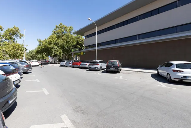 ⭐ LOCAL EN ESQUINA EN GRANADA CAPITAL – CREA TU PROPIO PROYECTO DESDE CERO — 18