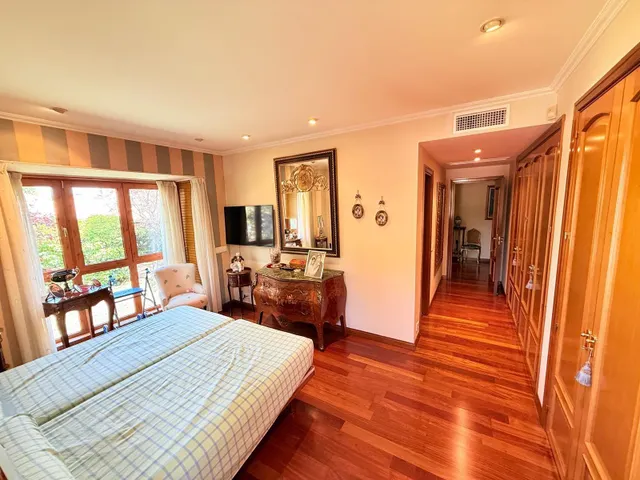 Venta Pleno Dominio Amplio piso luminoso de 216 m2 en urbanización con piscina y vigilancia 24h · Aravaca — 9