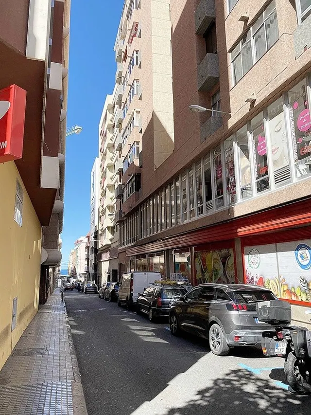 Se alquila amplio local en 1ª planta Mesa y López — 23