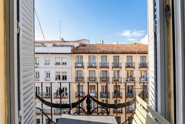 SOL DE TARDE Y BALCONES EN FINCA REPRESENTATIVA DE CHAMBERÍ - foto 4